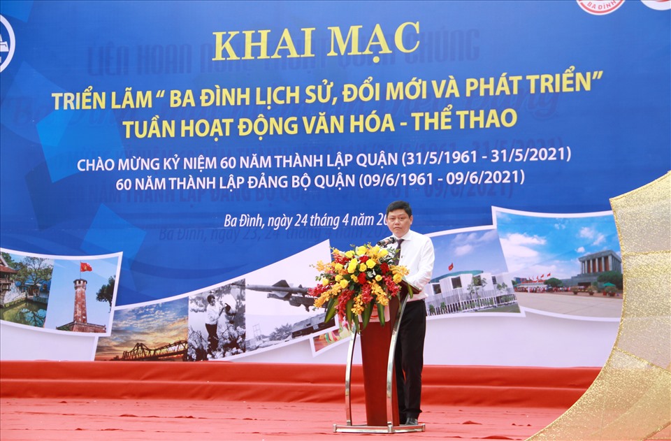 Chủ tịch UBND quận Ba Đình Tạ Nam Chiến phát biểu tại buổi triển lãm. Ảnh: Hải Nguyễn