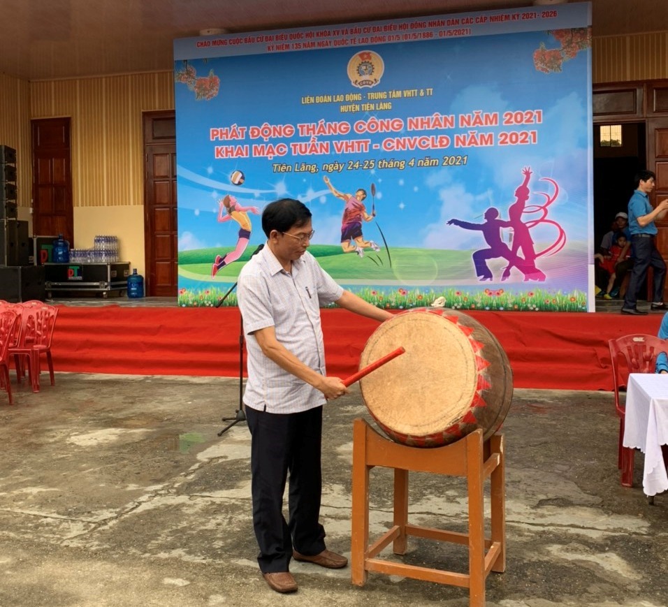 Đại diện lãnh đạo huyện Tiên Lãng đánh trống phát động Tháng Công nhân, khai mạc Tuần văn hóa thể thao CNVCLĐ.