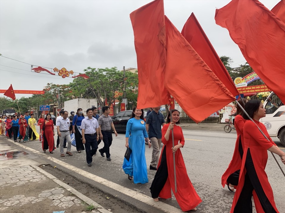 Người lao động diễu hành chào mừng cuộc bầu cử đại biểu Quốc hội, HĐND.