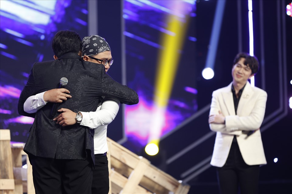 Quang Bình xúc động khi được Trấn Thành ôm trên sân khấu. Ảnh: NSX.