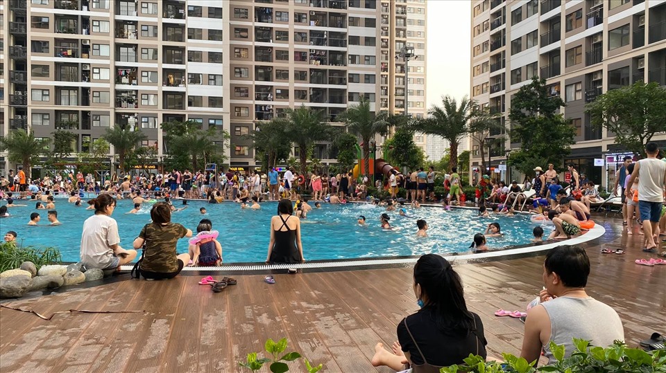 Tại một bể bơi trong chung cư trên địa bàn thành phố Hà Nội, trong những ngày gần đây, thường xuyên diễn ra cảnh đông đúc, không đảm bảo việc thực hiện 5K của Bộ Y tế.