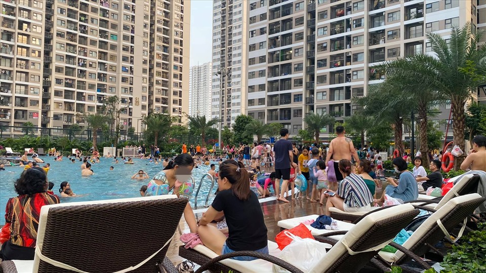 Tại một bể bơi trong chung cư trên địa bàn thành phố Hà Nội, trong những ngày gần đây, thường xuyên diễn ra cảnh đông đúc, không đảm bảo việc thực hiện 5K của Bộ Y tế.