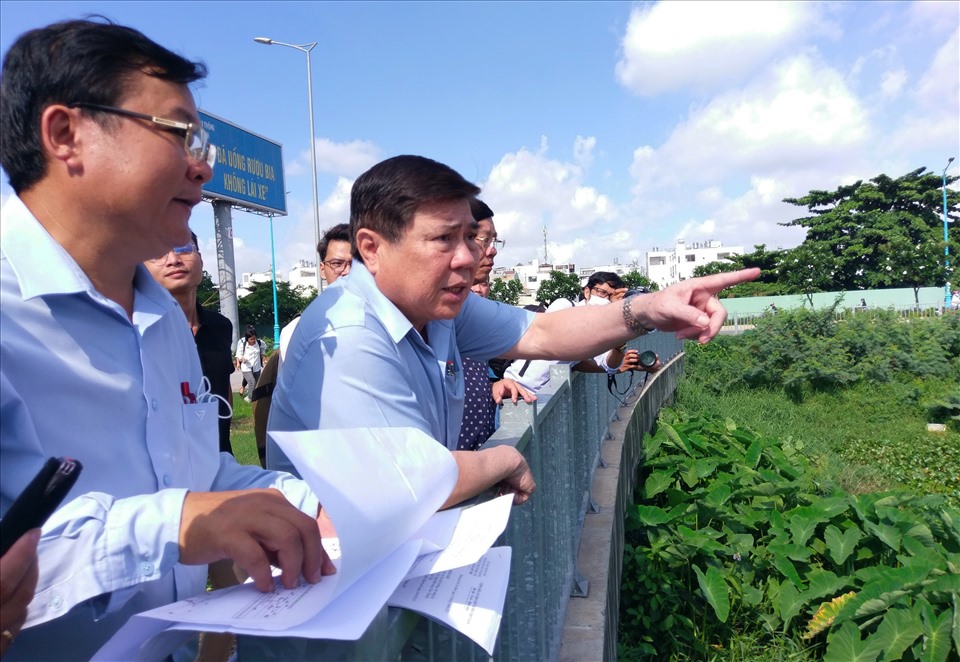 Chủ tịch UBND TPHCM Nguyễn Thành Phong thi sát tại khu vực rạch Lăng (quận Bình Thạnh).  Ảnh: Minh Quân