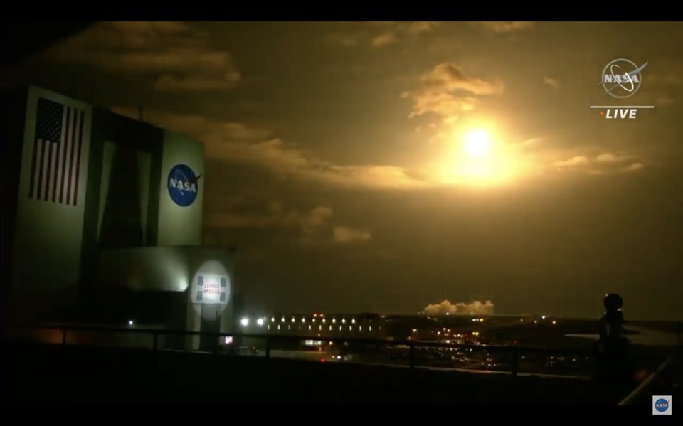 Tàu vũ trụ của SpaceX được phóng trước lúc bình minh. Ảnh: NASA
