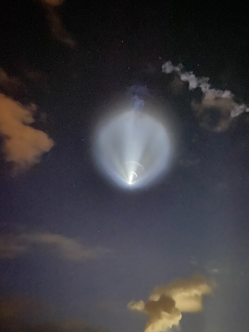 Cảnh tượng ngoạn mục trong vụ phóng tàu vũ trụ của SpaceX. Ảnh: Cơ quan vũ trụ Châu Âu