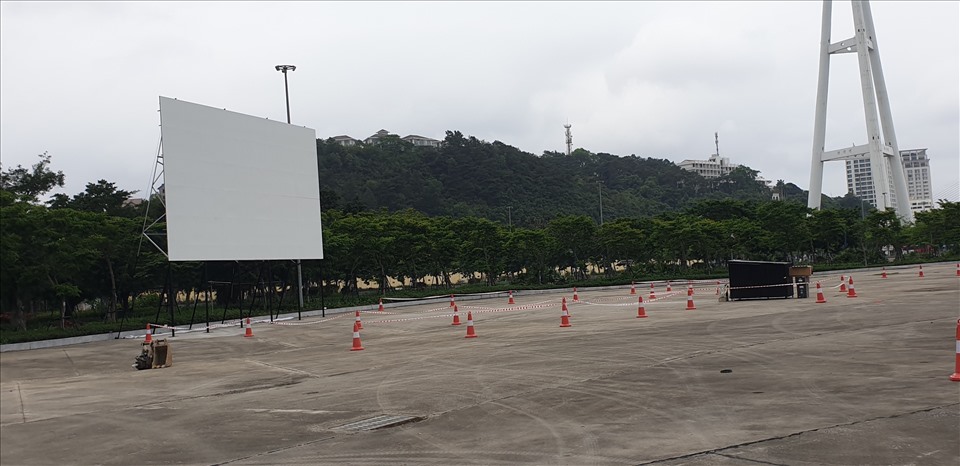Màn hình rạp phiếu phim ngoài trời ở Hạ Long. Ảnh: Nguyễn Hùng