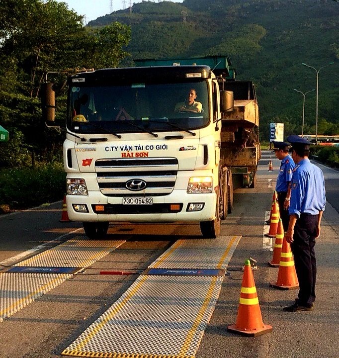 Lực lượng chức năng siết chặt vấn đề tải trọng xe ngay từ đường chính vào cảng Chân Mây. Ảnh: CTV.