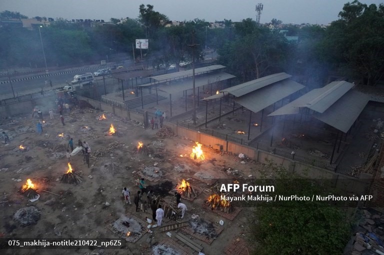Quang cảnh hỏa táng hàng loạt các bệnh nhân tử vong do COVID-19 ở Ấn Độ. Ảnh: AFP