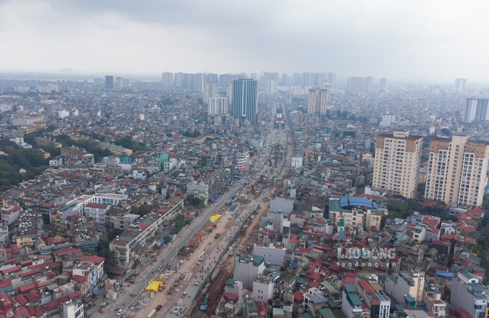 Tuyến đường vành đai 2 Hà Nội là tuyến giao thông đường bộ nội đô khép kín của thành phố có tổng chiều dài là 43.6 km; tổng mức đầu tư khoảng hơn 10 nghìn tỷ đồng – đây cũng là tuyến giao thông huyết mạch của thành phố đang được trú trọng triển khai.