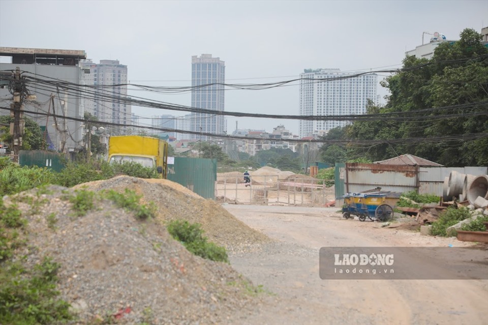Công trường đường vành đai 2,5 đoạn qua khu đô thị Định Công còn ngổn ngang, chậm tiến độ nhiều năm.