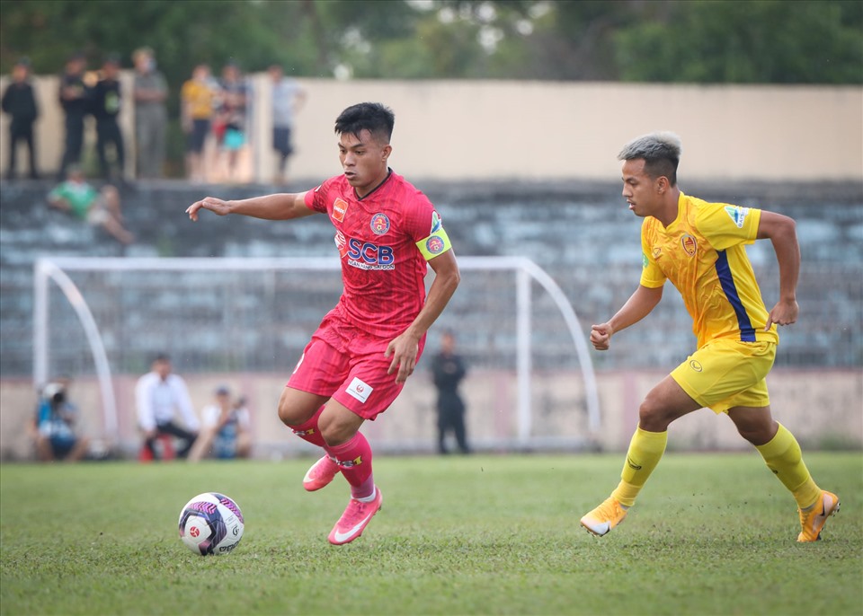 Hữu Sơn (phải) ghi bàn vào lưới đội bóng cũ Sài Gòn. Ảnh: SGFC