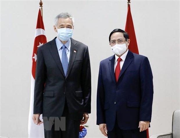 Thủ tướng Phạm Minh Chính và Thủ tướng Singapore Lý Hiển Long chụp ảnh chung. Ảnh: TTXVN