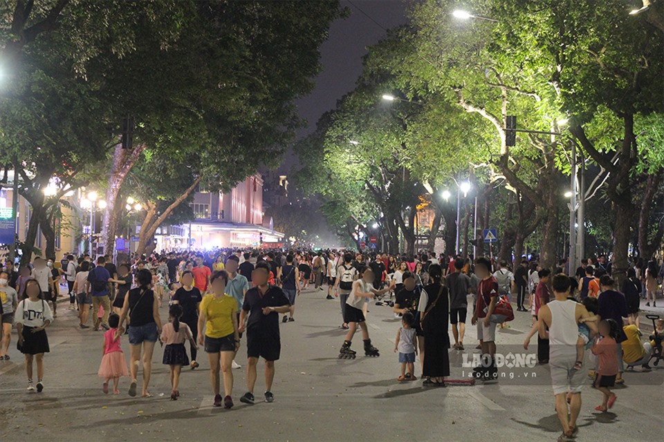 Ghi nhận của PV Lao Động, như thường lệ vào dịp cuối tuần, phố đi bộ quanh hồ Hoàn Kiếm và khu vực phụ cận lại đông nghịt người dân tới vui chơi, giải trí.