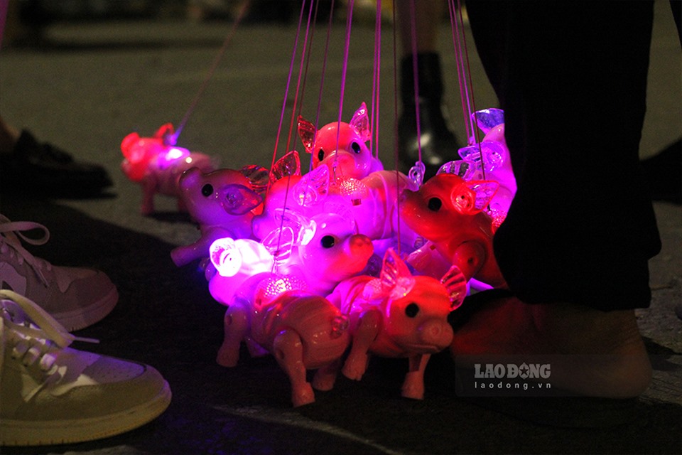 Nhiều đồ chơi trẻ em hình dạng “thú cưng” được bán dạo tại phố đi bộ.