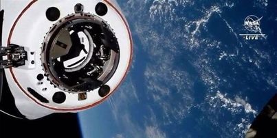 Tàu vũ trụ SpaceX Crew Dragon, với Trái đất ở phía sau, đang tiếp cận trạm vũ trụ quốc tế, Thứ Bảy, ngày 24 tháng 4 năm 2021. Ảnh: NASA
