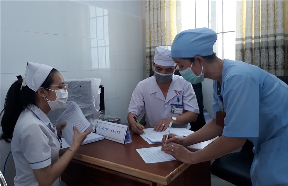 Bạc Liêu đã tiến hành tiêm vaccine cho lực lượng tuyến đầu chống dịch COVID-19. Ảnh: Nhật Hồ