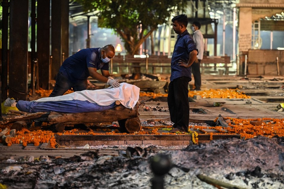 Đưa nạn nhân COVID-19 đi hỏa táng tại Nhà hỏa táng Nigambodh Ghat bên bờ sông Yamuna, New Delhi vào rạng sáng 22.4.2021. Ảnh: AFP