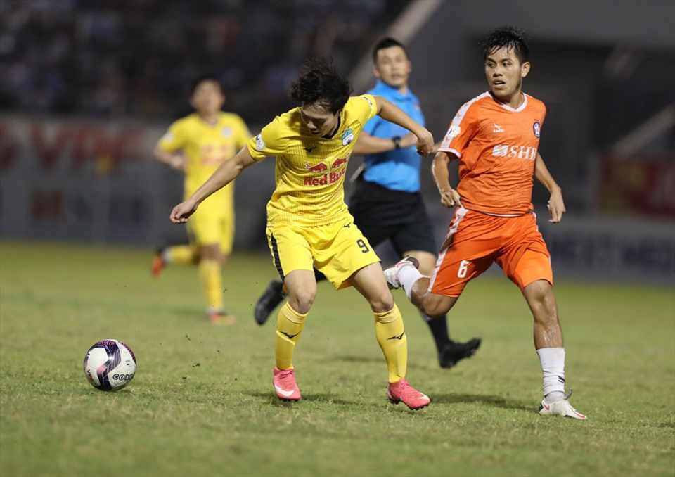 Văn Toàn (áo vàng) là 1 trong 2 cầu thủ ghi bàn cho Hoàng Anh Gia Lai trong chiến thắng 2-0 trước Đà Nẵng của ông Lê Huỳnh Đức. Ảnh: VPF.