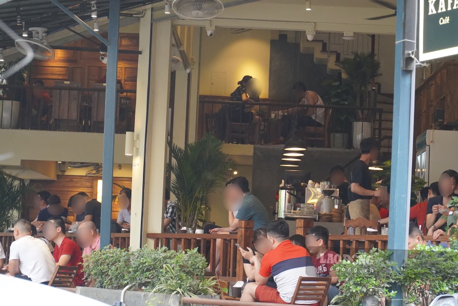 Bằng mắt thường có thể thấy, quán cà phê trên đường Trung Kinh, phường Yên Hòa, Cầu giấy chật kín người dân ngồi uống cà phê trong tình trạng không đảm bảo khoảng cách.