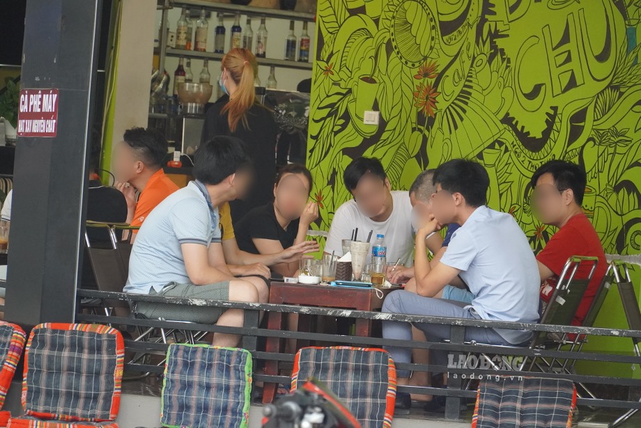 Tại quán Highlands Coffee trên đường Lê Đức Thọ, quận Nam Từ Liêm (Hà Nội), nhiều khách uống cà phê tại đây vẫn lơ là trong việc phòng chống dịch, khi không giữ khoảng cách an toàn. Tại đây, giữ các bàn cũng không có vách ngăn.