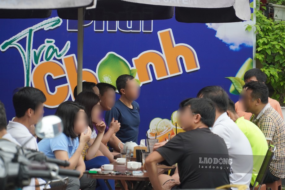 Tại quán “The Cafe in” trên đường Thành Thái (phường Dịch Vọng, Cầu Giấy), nhiều người tập trung ngồi cà phê mà không có sự giãn cách nào.