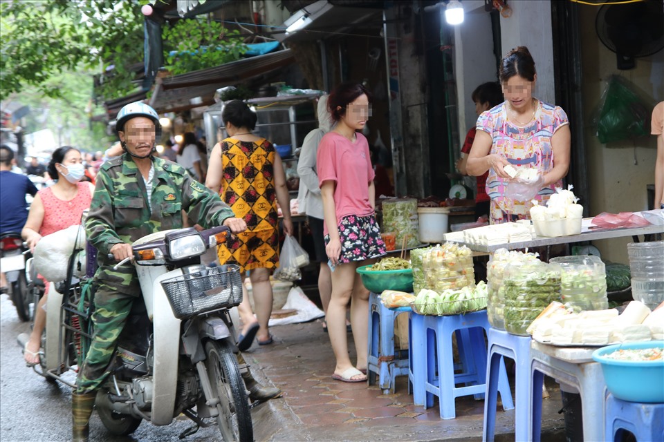 Tại khu vực chợ Thành Công (Ba Đình, Hà Nội), nhiều người dân vẫn chưa chấp hành nghiêm túc việc đeo khẩu trang. Ảnh: KA