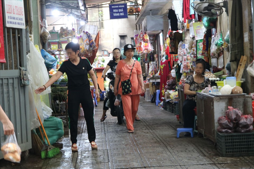Tại chợ Ngọc Hà (Ba Đình, Hà Nội) vẫn còn tình trạng người dân ngó lơ các quy định không đeo khẩu trang.