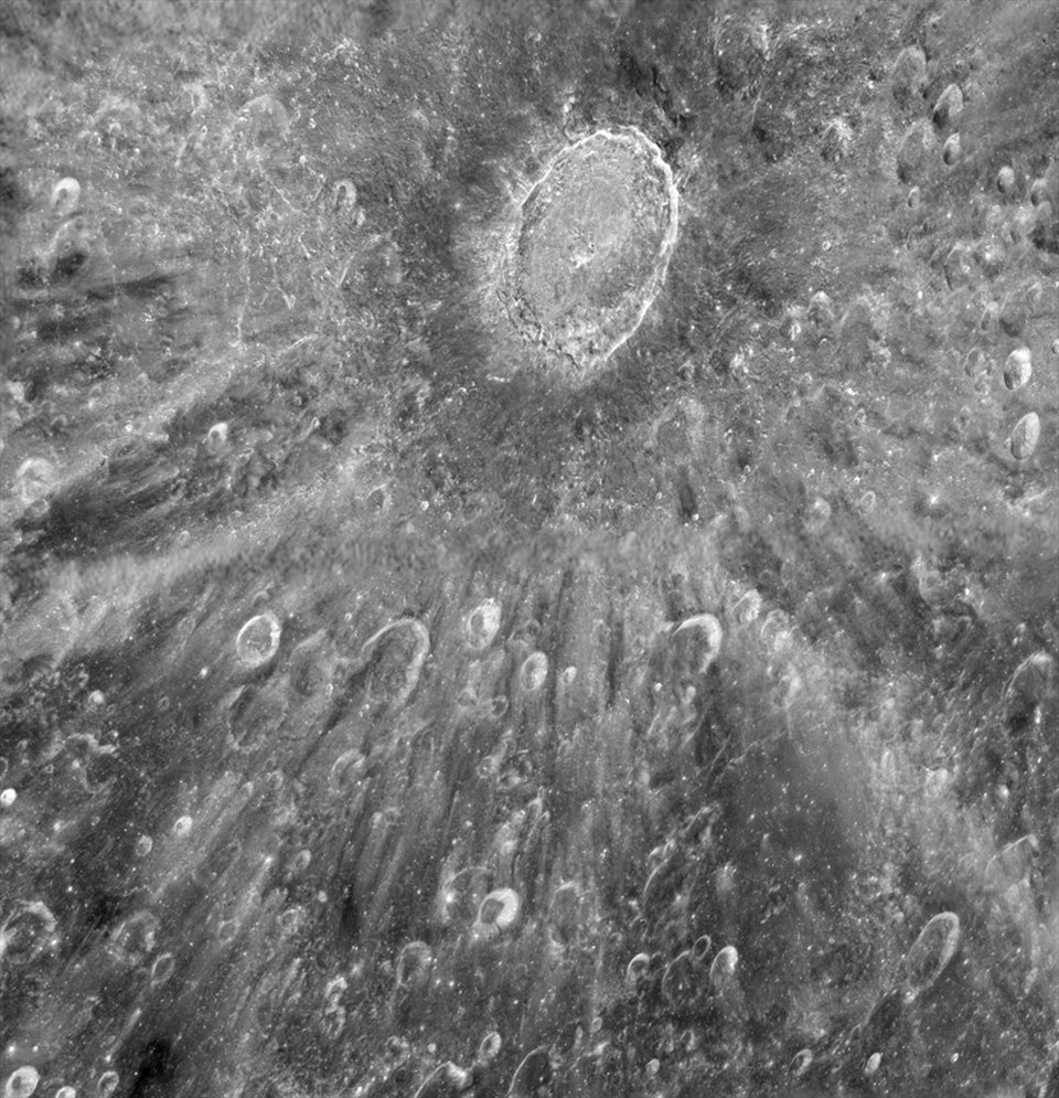Các nhà thiên văn sử dụng kính viễn vọng không gian Hubble của NASA chụp bức ảnh này về miệng núi lửa Tycho của mặt trăng vào tháng 1.2012. Ảnh: NASA/ESA