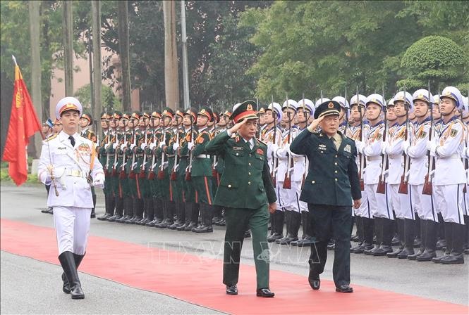 Bộ trưởng Quốc phòng Phan Văn Giang, Bộ trưởng Bộ Quốc phòng Ngụy Phượng Hòa duyệt đội danh dự Quân đội nhân dân Việt Nam. Ảnh: TTXVN