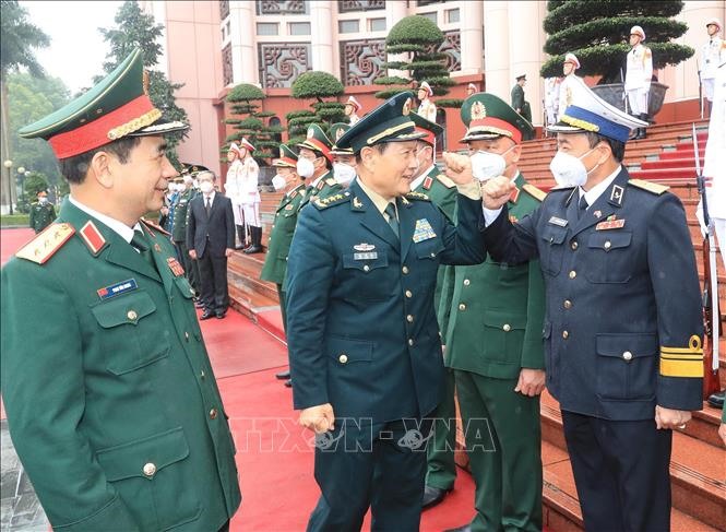 Bộ trưởng Quốc phòng Phan Văn Giang, Bộ trưởng Quốc phòng Ngụy Phượng Hòa với quan chức cấp cao quân sự hai nước. Ảnh: TTXVN