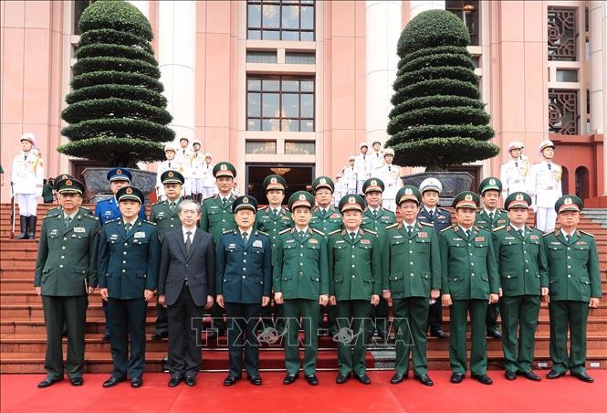 Bộ trưởng Quốc phòng Phan Văn Giang, Bộ trưởng Quốc phòng Ngụy Phượng Hòa với quan chức cấp cao quân sự hai nước. Ảnh: TTXVN