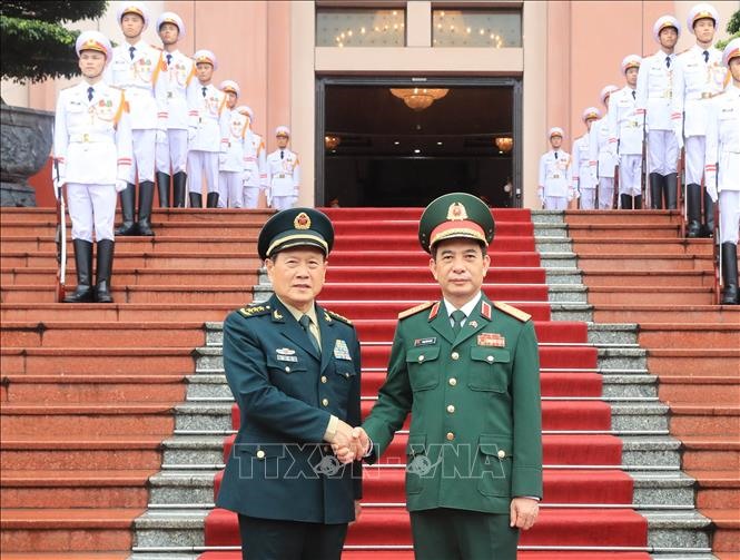 Bộ trưởng Quốc phòng Phan Văn Giang và Bộ trưởng Quốc phòng Ngụy Phượng Hòa. Ảnh: TTXVN