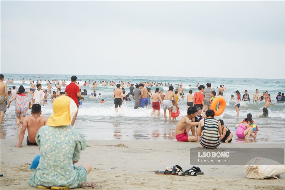 Chiều 25.4, hàng nghìn người dân và du khách đã đổ về các bãi tắm ven biển tại Sơn Trà và Ngũ Hành Sơn (Đà Nẵng).