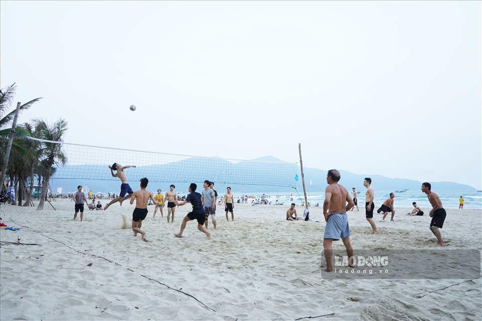 Bóng chuyền bãi biển cũng là bộ môn yêu thích của nhiều người dân.