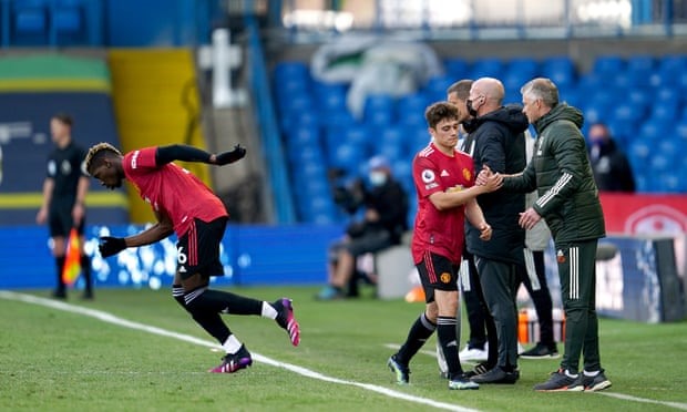 Khoảnh khắc đáng nhớ với Pogba khi vào sân thay Daniel James. Ảnh: AFP.