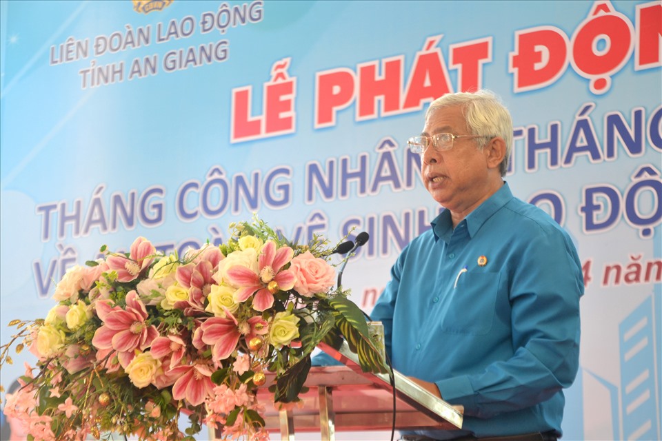 Chủ tịch LĐLĐ tỉnh An Giang Nguyễn Thiện Phú phát  biểu khai mạc buổi lễ. Ảnh: Lục Tùng