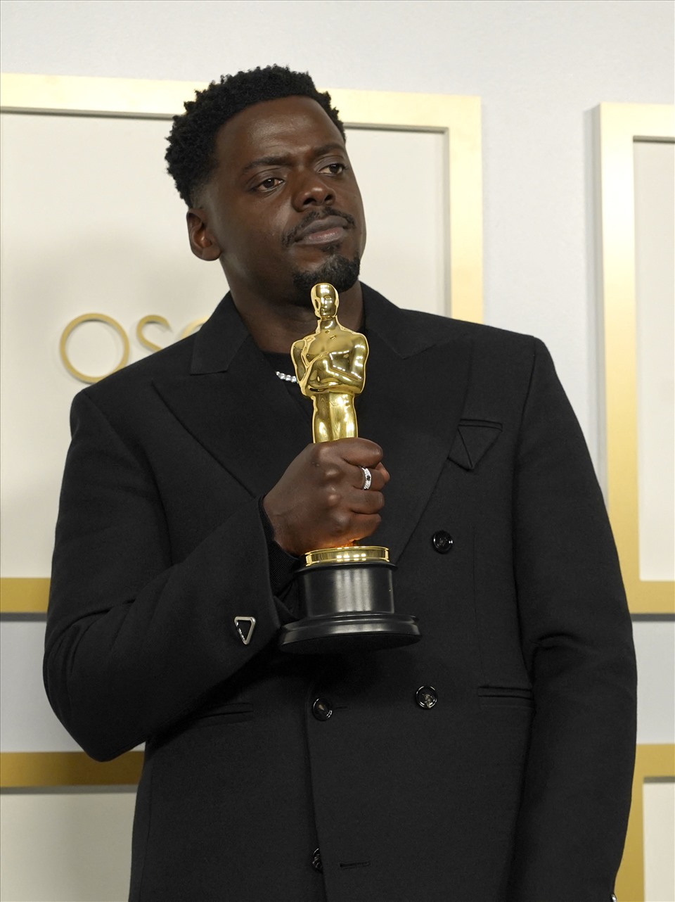 Daniel Kaluuya giành tượng vàng Oscar cho giải thưởng “Nam phụ xuất sắc nhất” với bộ phim “Judas and the Black Messiah“. Ảnh: AFP