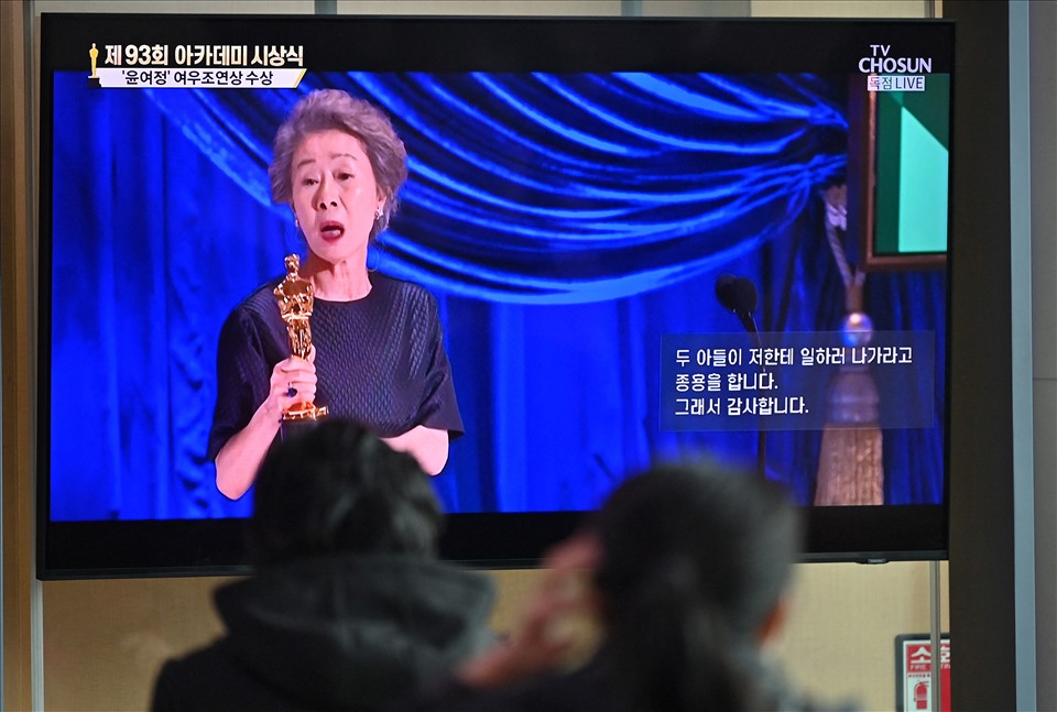 Người dân tại Hàn Quốc theo dõi khoảnh khắc nữ diễn viên gạo cội nhận tượng vàng.