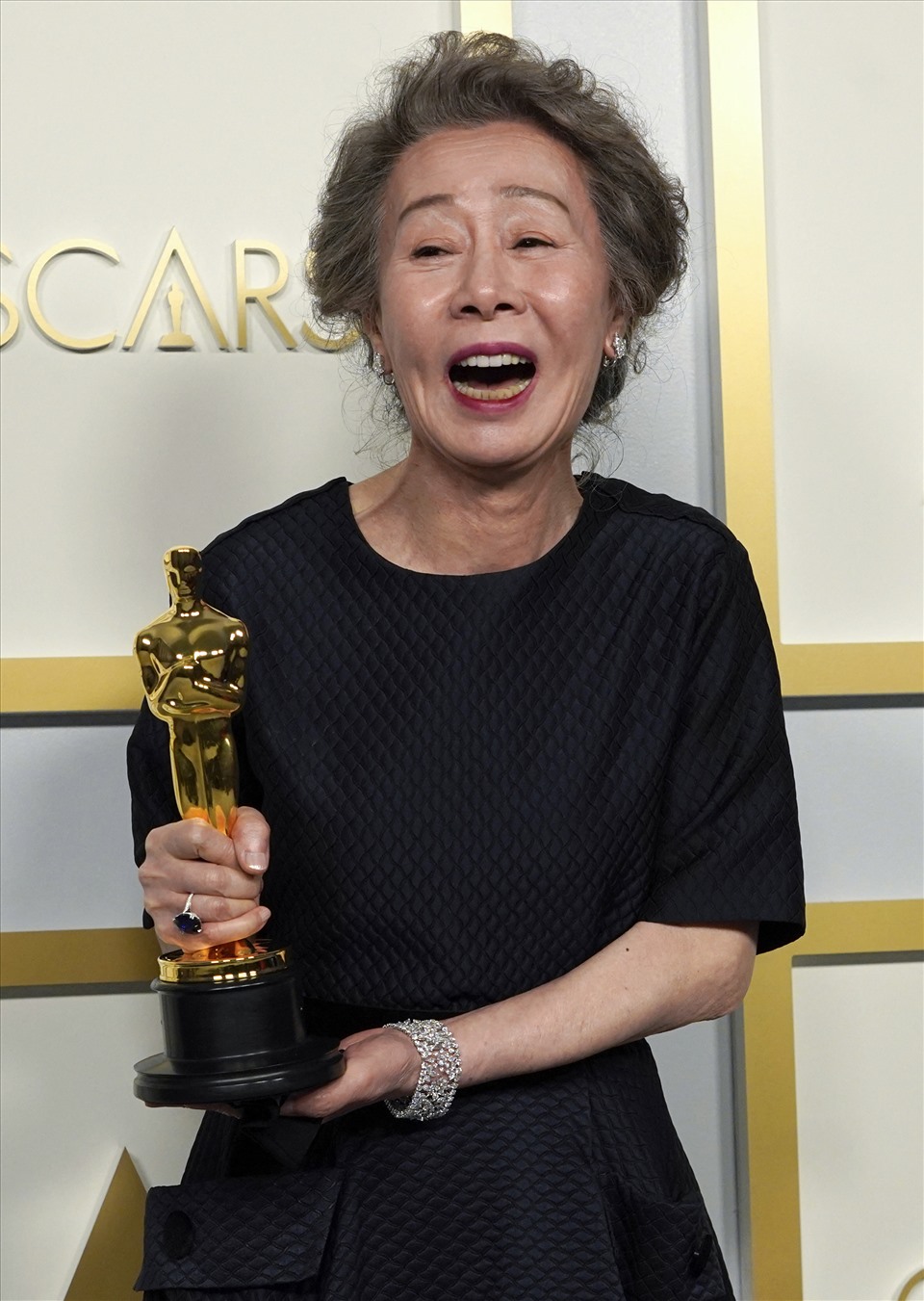 Nữ diễn viên Hàn Quốc Yuh-Jung Youn bật khóc khi giành giải “Nữ diễn viên phụ xuất sắc” trong phim “Minari“. Yuh-Jung Youn đã trở thành nữ diễn viên Hàn Quốc đầu tiên nhận tượng vàng Oscar danh giá. Ảnh: AFP