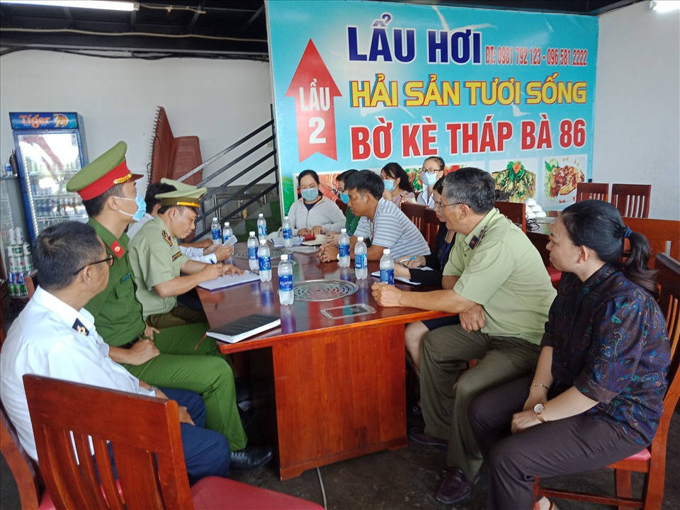 Đoàn kiểm tra liên ngành TP Nha Trang làm việc với chủ nhà hàng hải sản Tháp Bà 86. Ảnh: Nhiệt Băng