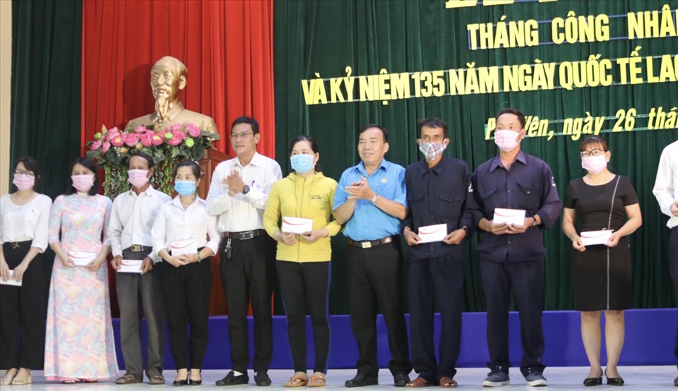 Đại diện đơn vị hỗ trợ và Liên đoàn Lao động tỉnh Phú Yên trao quà cho công nhân lao động khó khăn. Ảnh: Phương Linh