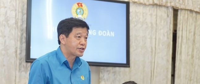 Chủ tịch LĐLĐ tỉnh Nghệ An Kha Văn Tám báo cáo tại Hội nghị. Ảnh: QĐ