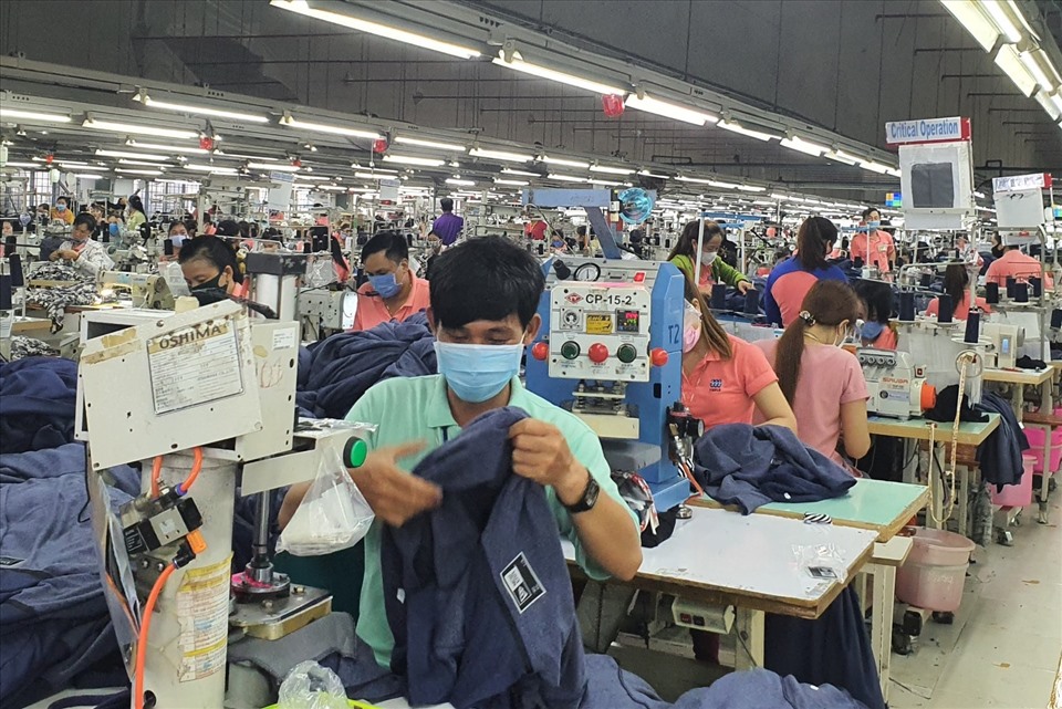 Công nhân Công ty May mặc Triple Việt Nam đeo khẩu trang trong khi làm việc. Ảnh Công đoàn Công ty Triple Việt Nam cung cấp.
