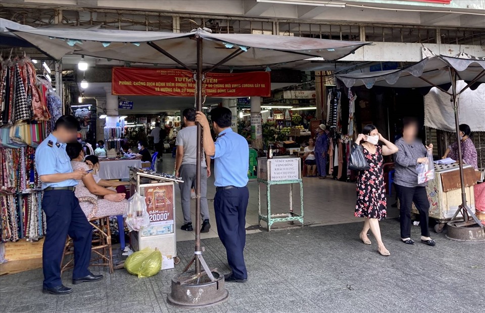 Còn tại chợ Nguyễn Tri Phương, Quận 11, lực lượng bảo vệ túc trực ngay trước cổng chợ nhưng vô tư không mang khẩu trang, đứng nói chuyện vô tư, cũng không có động thái nhắc nhở người dân thực hiện theo chỉ đạo 5K.
