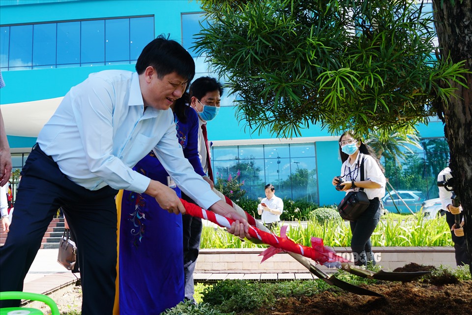 GS.TS Nguyễn Thanh Long Uỷ viên chấp hành trung ương đảng, Bộ trưởng bộ Y tế và các lãnh đạo Nhà trường trồng cây tại