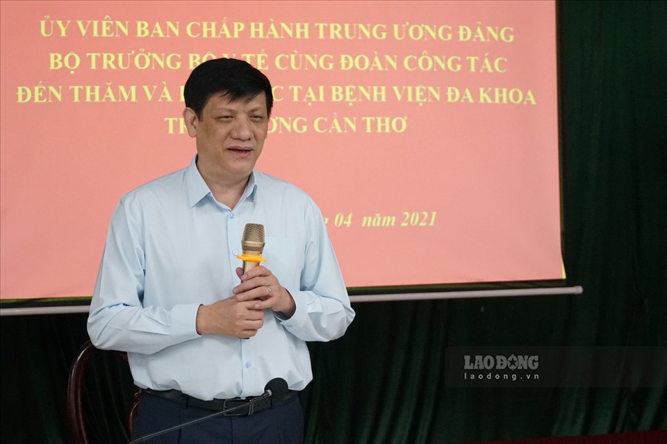 GS.TS Nguyễn Thanh Long - Uỷ viên Ban chấp hành Trung ương Đảng, Bộ trưởng Bộ Y tế phát biểu chỉ đạo tại buổi làm việc với Bệnh viện Đa khoa Trung ương Cần Thơ.