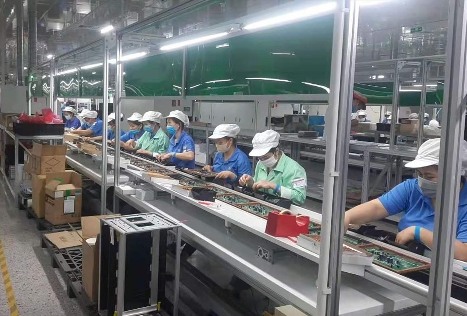 Công nhân Công ty PHIHONG Việt Nam đeo khẩu trang trong lúc làm việc.