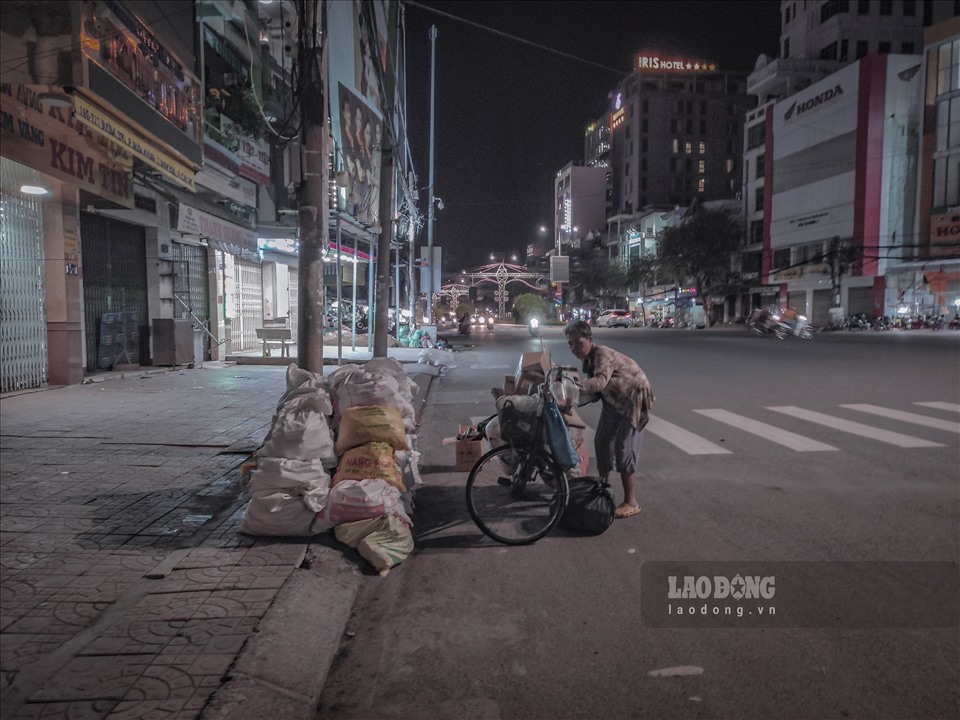 Theo ghi nhận của PV Báo Lao Động từ lúc 22h khuya trở đi, tại những con đường thành phố Cần Thơ vẫn còn nhiều người dân miệt mài với công việc mưu sinh.