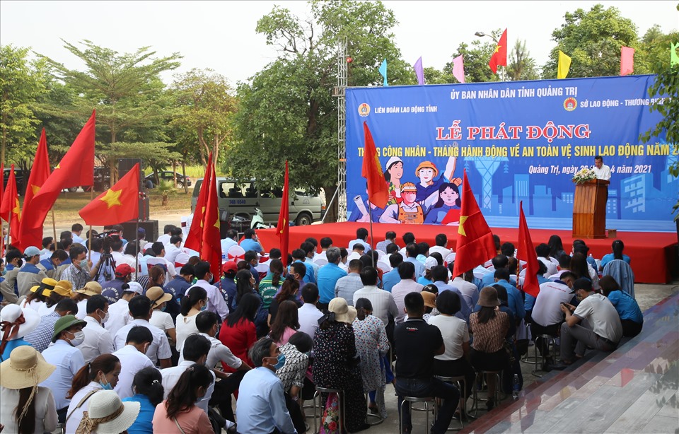 Toàn cảnh lễ phát động Tháng công nhân và Tháng hành động về an toàn, vệ sinh lao động năm 2021 do UBND tỉnh Quảng Trị tổ chức. Ảnh: Hưng Thơ.
