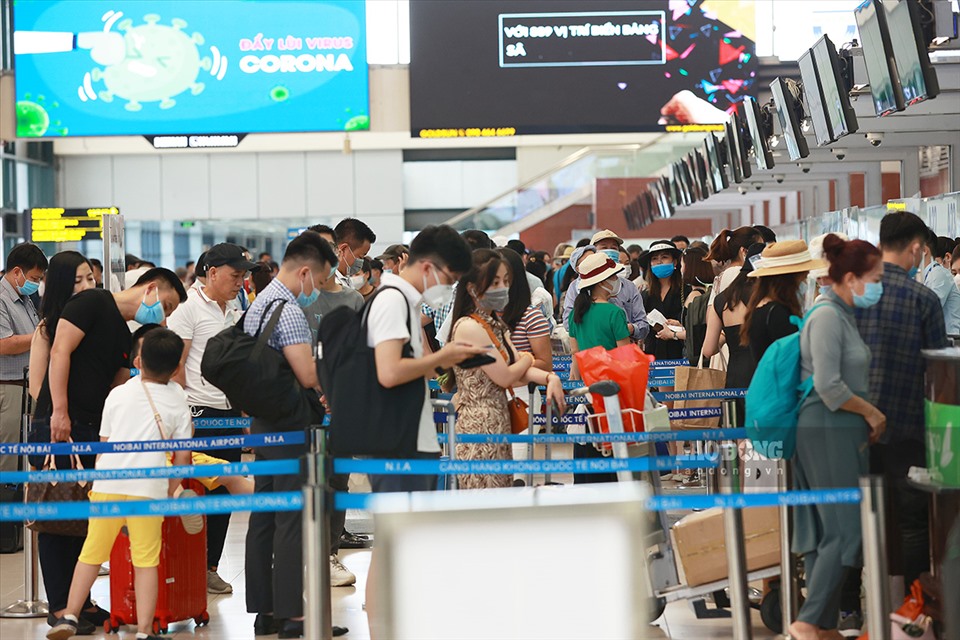 Sắp đến dịp nghỉ lễ lớn 30.4 và 1.5, lượng khách di chuyển qua cảng hàng không Quốc tế Nội Bài khoảng 80.000 lượt/ngày.